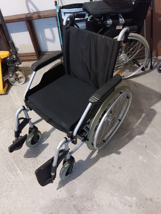 Scaun cu rotile carut medicinal batrani