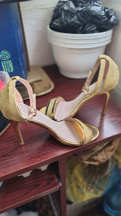 Vând sandale aurii