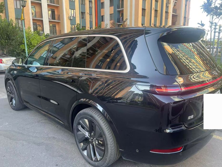 Li‑Auto L9 Max 2022,  215 км