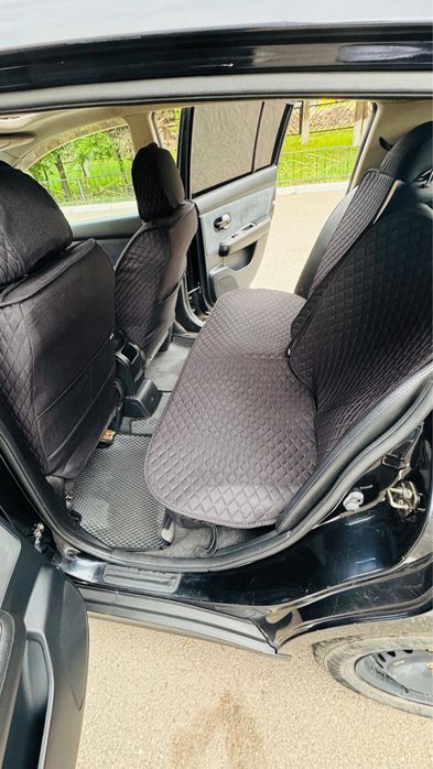 Nissan tiida 2005 года