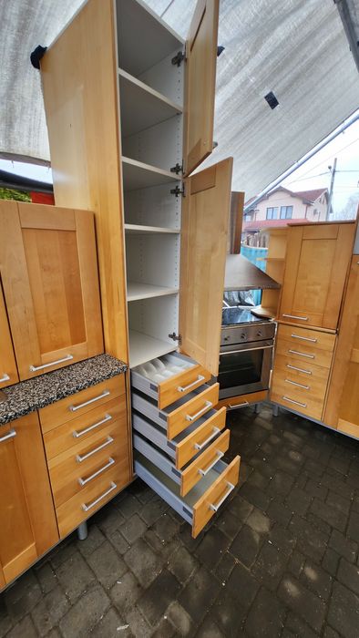 Mobilă bucătărie din lemn masiv cu electrocasnice Whirlpool