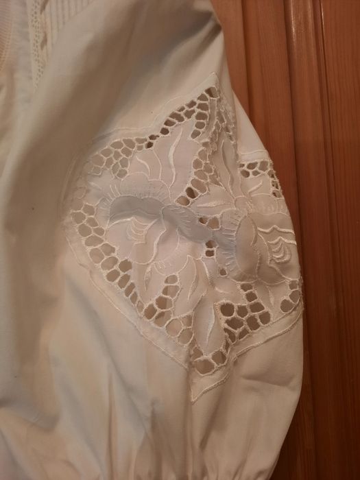 Deosebita bluza tiroleza cu broderie mărimea 48-50