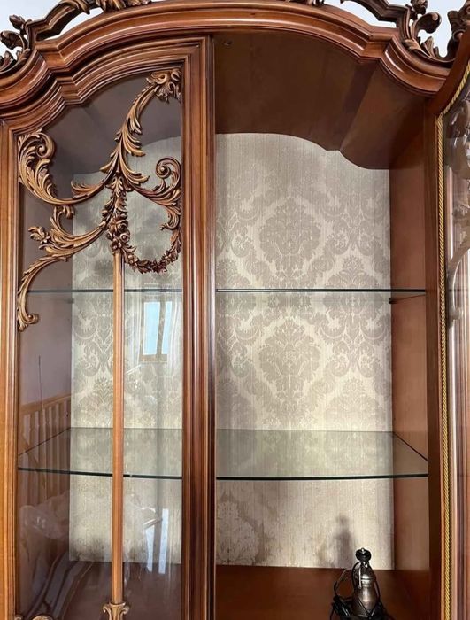 Масивна антикварна дървена витрина