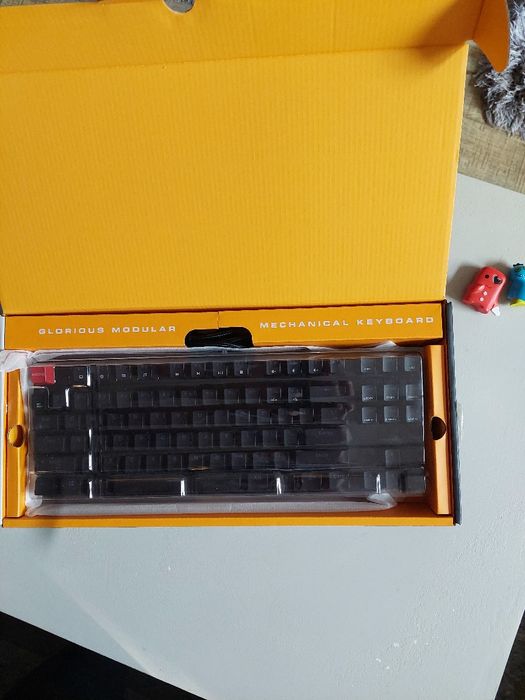 Tastatura mecanica aluminiu TKL Glorious GMMK