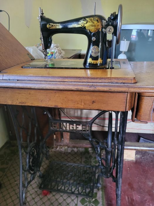 Mașina de cusut singer 2 bucăți 3500 bucata sau 6000 amândouă