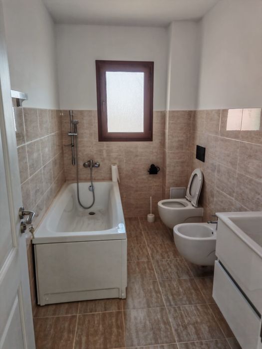 Închiriez casa cu 3 apartamente zona bucium