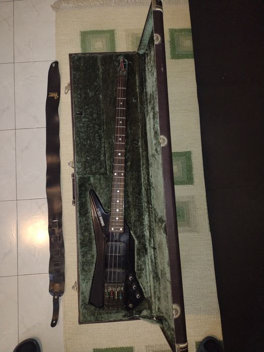 Продавам бас китара Yamaha BX-1