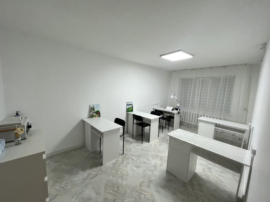 Сдам столик мастеру маникюра