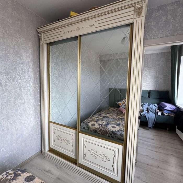 Продам шкаф купе с зеркалом