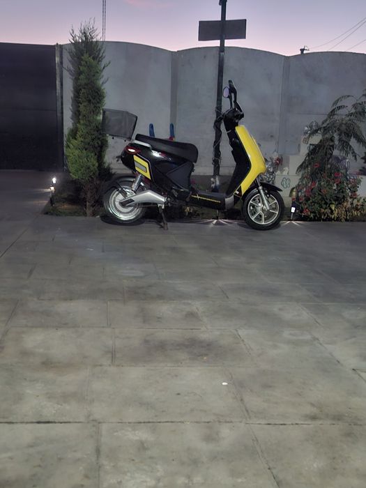 Scuter electric kuba R8