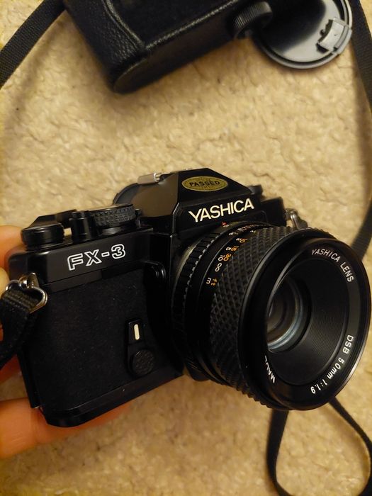 Aparat foto yashica fx3 cu film ,are obiectiv de 50mm dsb 1.9