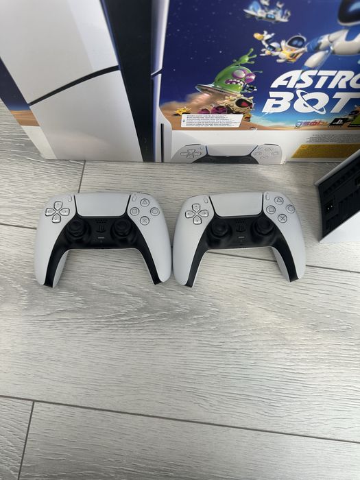 PlayStation 5 + 2 controllere, stare foarte bună, aproape ca nou