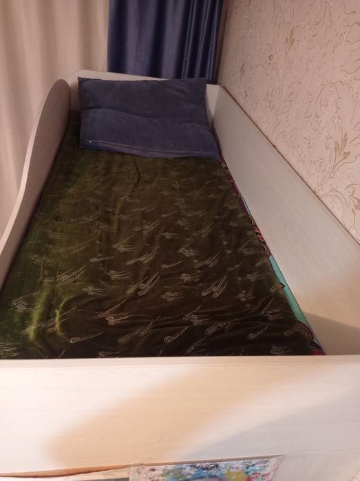 Детская кровать со шкафом.