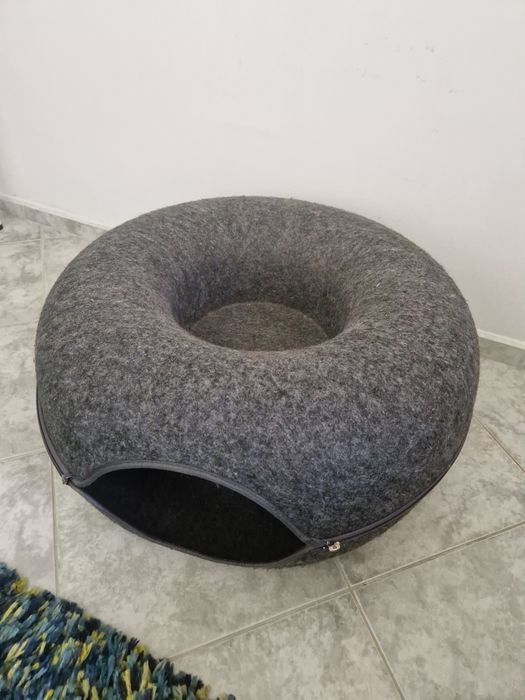 Котешка катерушка, тоалетна и легла.