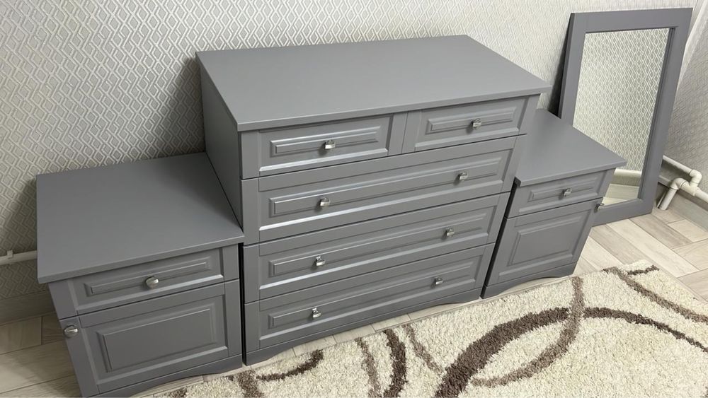 Продам комод, тумбы и зеркало