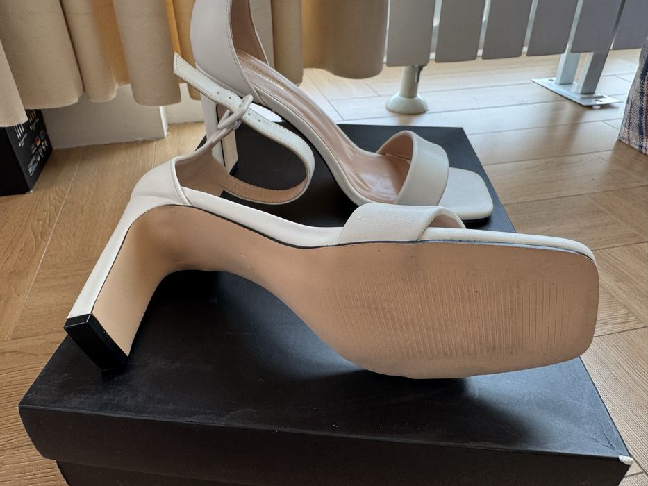 Белая босоножка 39 р