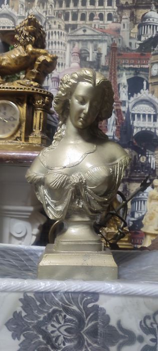 Статуэтки и подсвечники продам