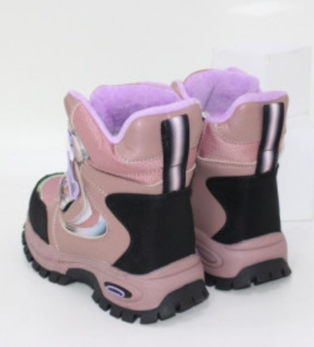 Новые детские сапожки.