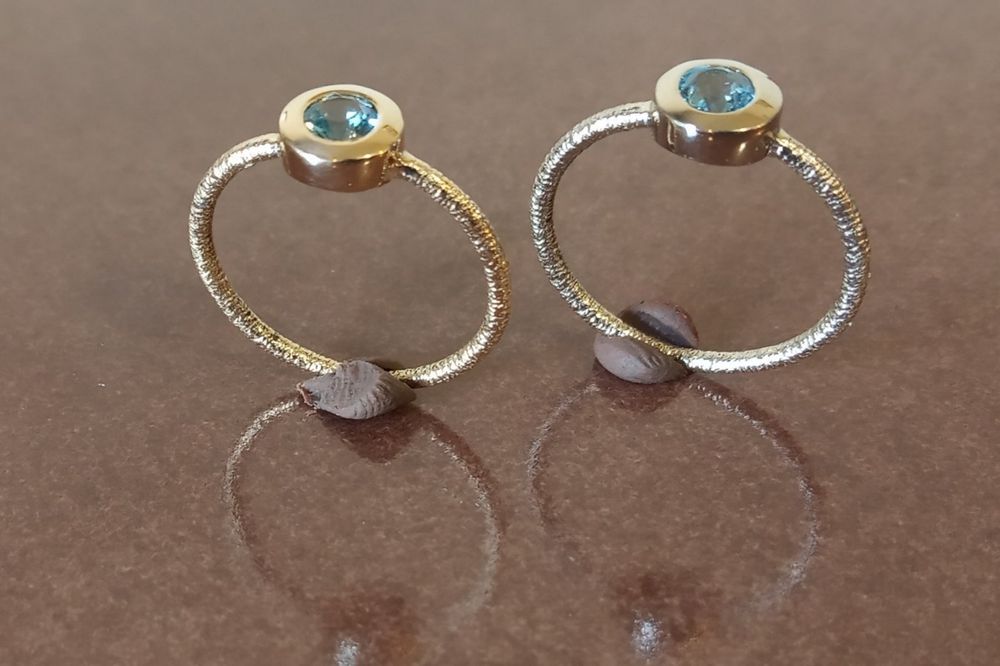 Златен пръстен с естествен топаз