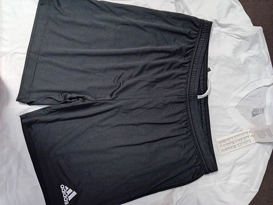 Vând pantaloni scurti