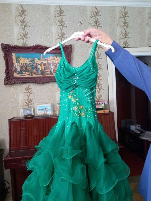 Продаются платья для  танцев
