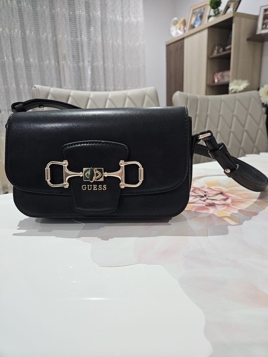 Чанта на фирма Guess.