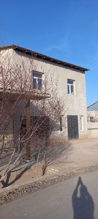 2 etajli uy sotiladi