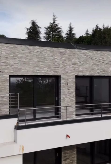 Vila nouă modernă în nordul Italiei