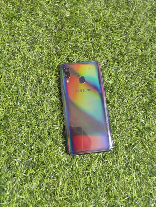 Продам Samsung А40 все  работает