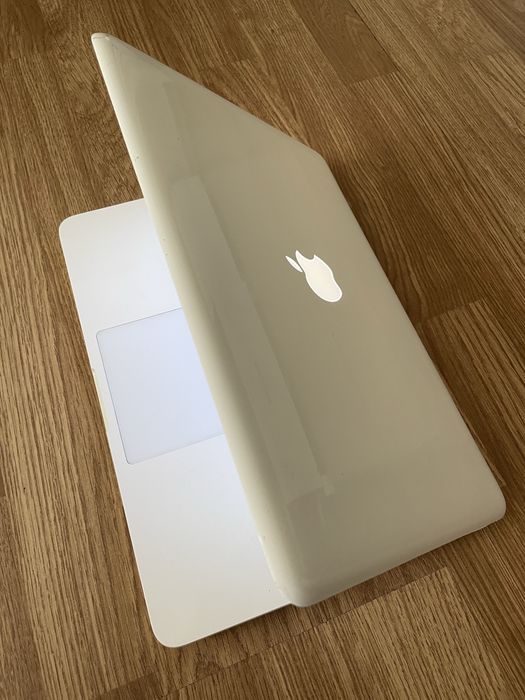 Laptop Apple MacBook model 2009/2010 are display spart pentru piese .Bateria buna ,4gb ram fără hard disc și încărcător