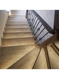 Лестница из дерева и дубовых инженерных панелей