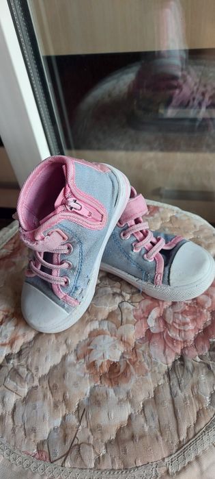 Кроссовки, чешки на девочку