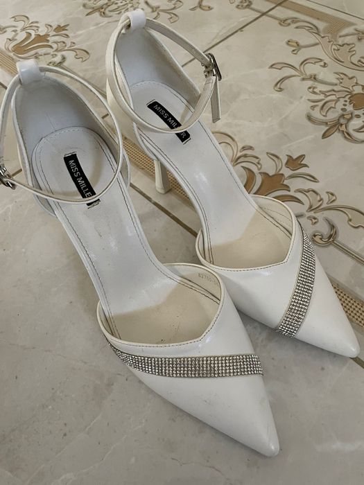 Продаются белые туфельки