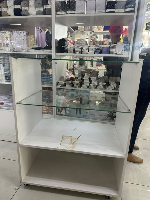 Срочно продам витрины и шкафы