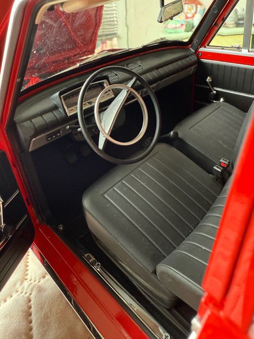 Метален модел на Жигула (ВАЗ 2101) – мащаб 1:8, с работещи светлини