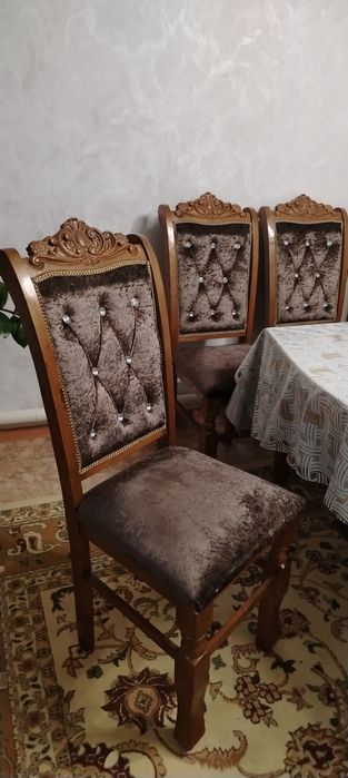Продается большой стол и стулья