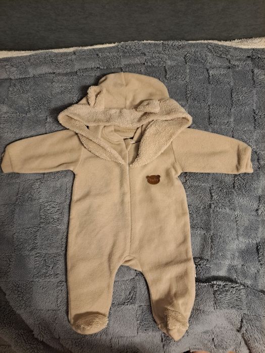 Продам комбинезоны весна 0-3 месяцев