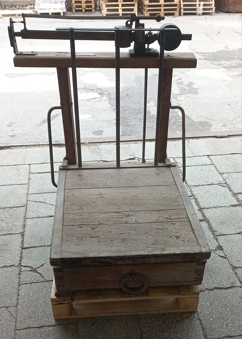 Стар  дървен  кантар на около 100г. 250€