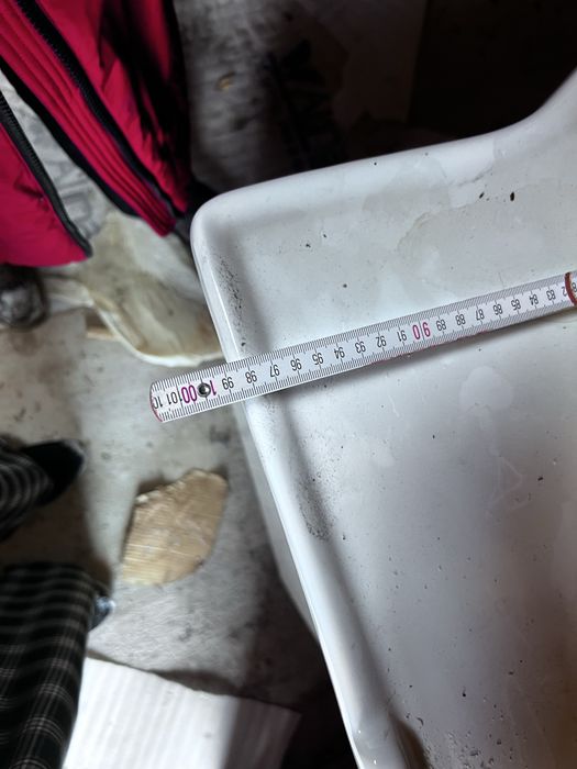 умывальник с зеркалом и полками