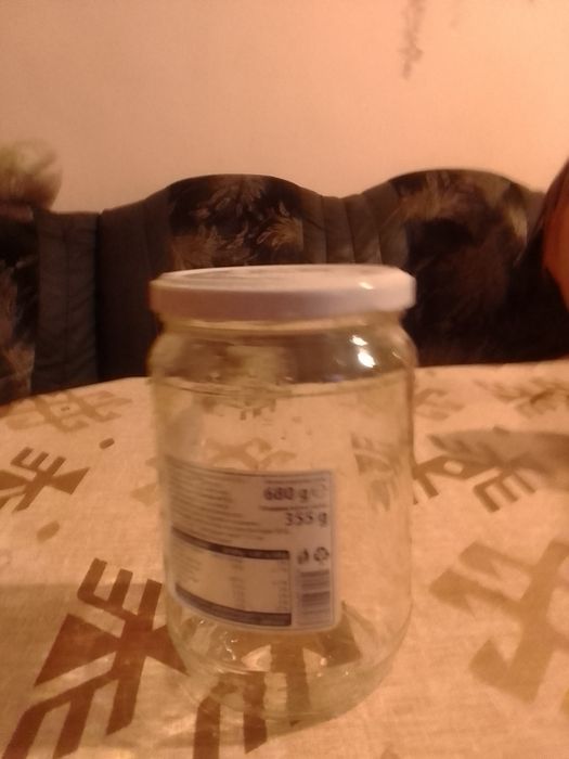 Продавам буркани, всякакви видове, петдесет стотинки на брой