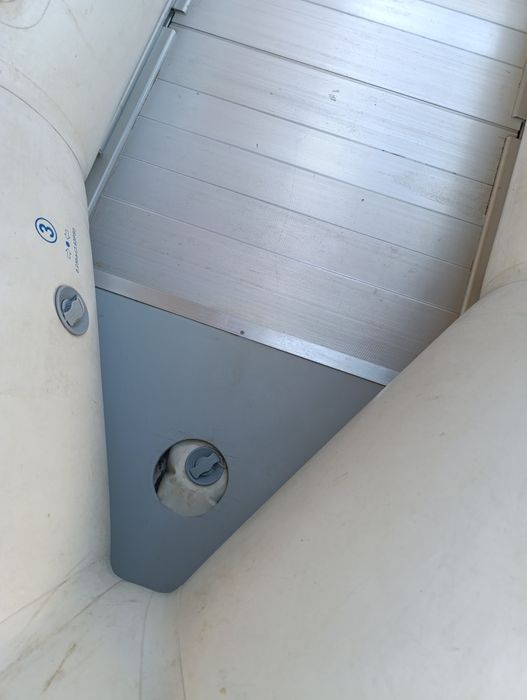 Продавам надуваема лодка Z-ray series 400, заедно с двигател  Genovo power four storke 5 кс. с.