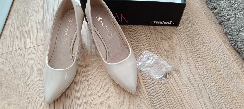 Лачени обувки на ток цвят бежово 37 номер Tendenz