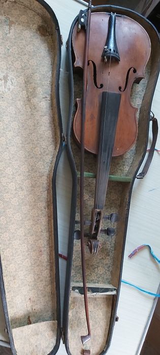 Цигулка, стара, купувана най-късно 1954г., скъсани струни.