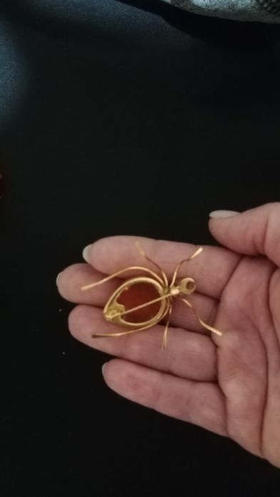 Янтарь натуральный брошь