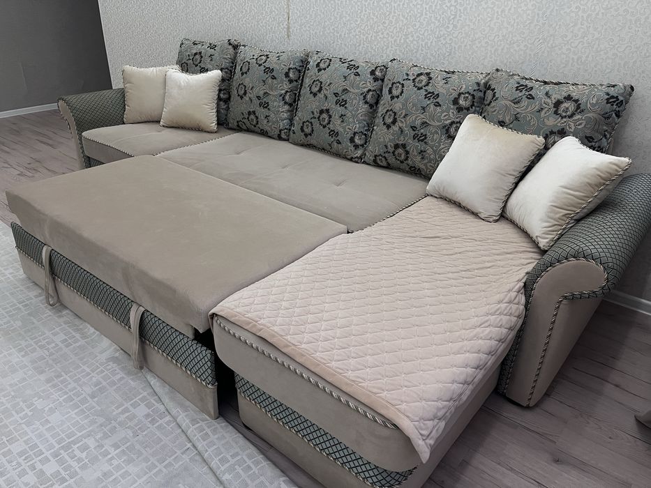 Диван с подушками