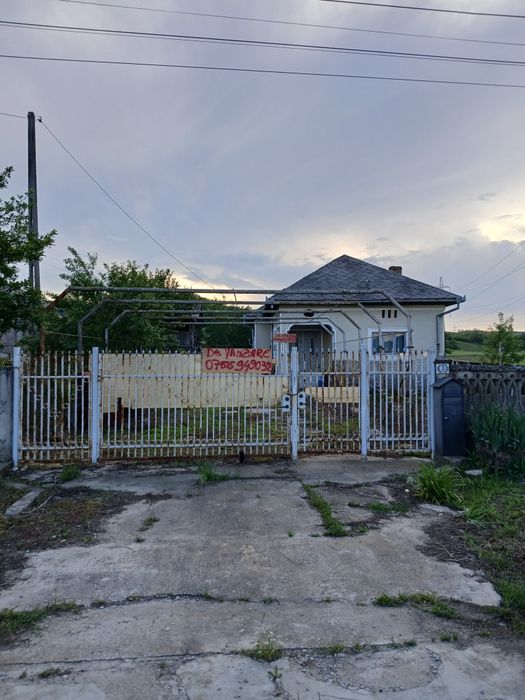 Vând casa la Capreni