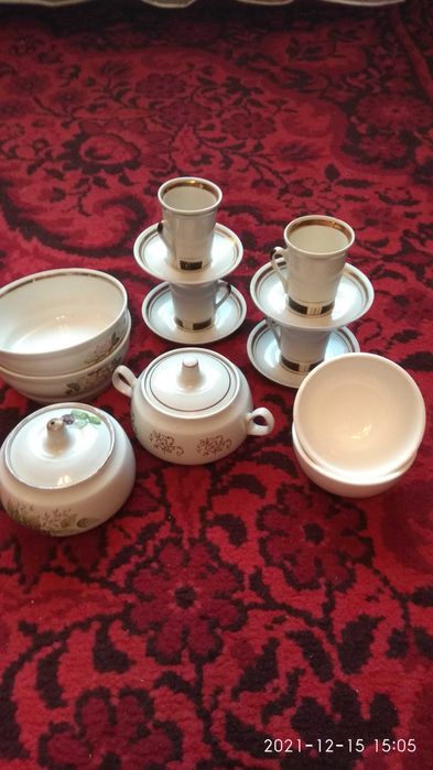 Посуда разная и салатик.