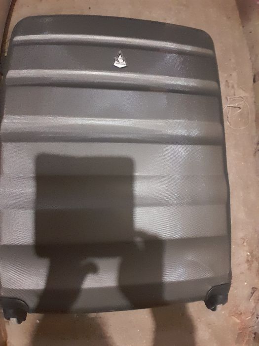 Голям  пътнически  куфар  aerolite с колелца