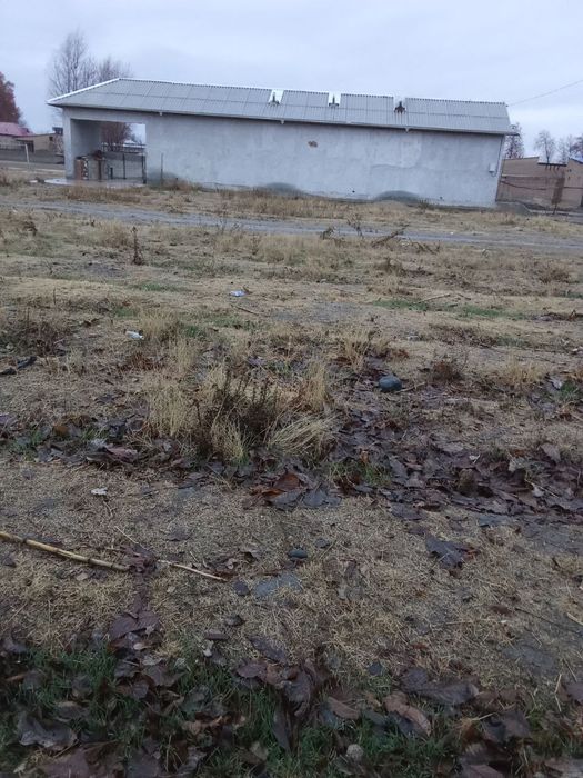 Учаска сотилади 10 сотих ярмини булиб хам сотилади кадастири Бор.