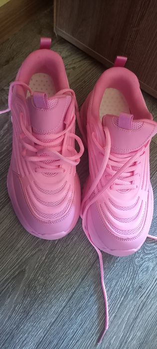 Маратонки в розово